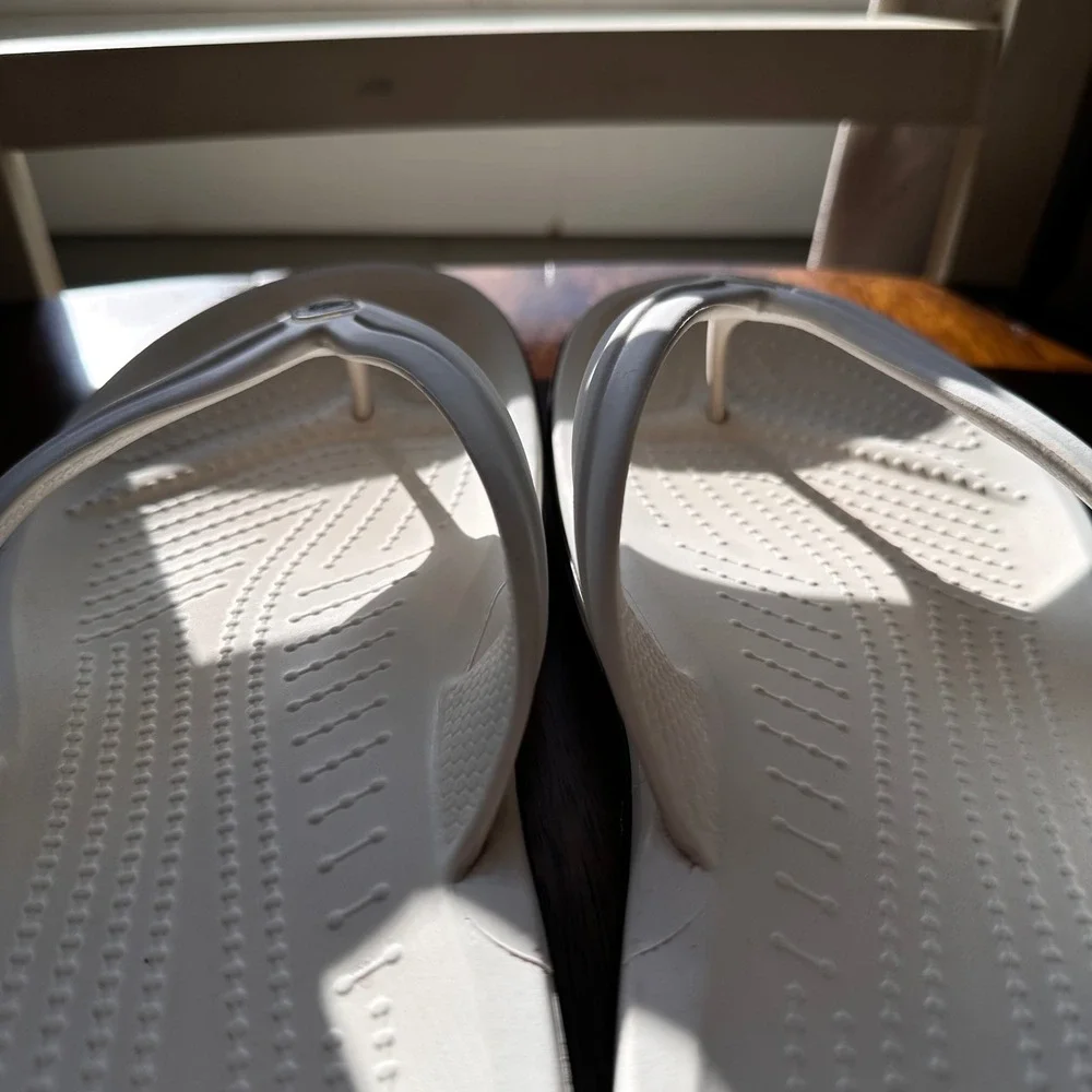 Crocs Crocband Flip Flops Unisex White Lightweight Comfort Sandals M10 W12